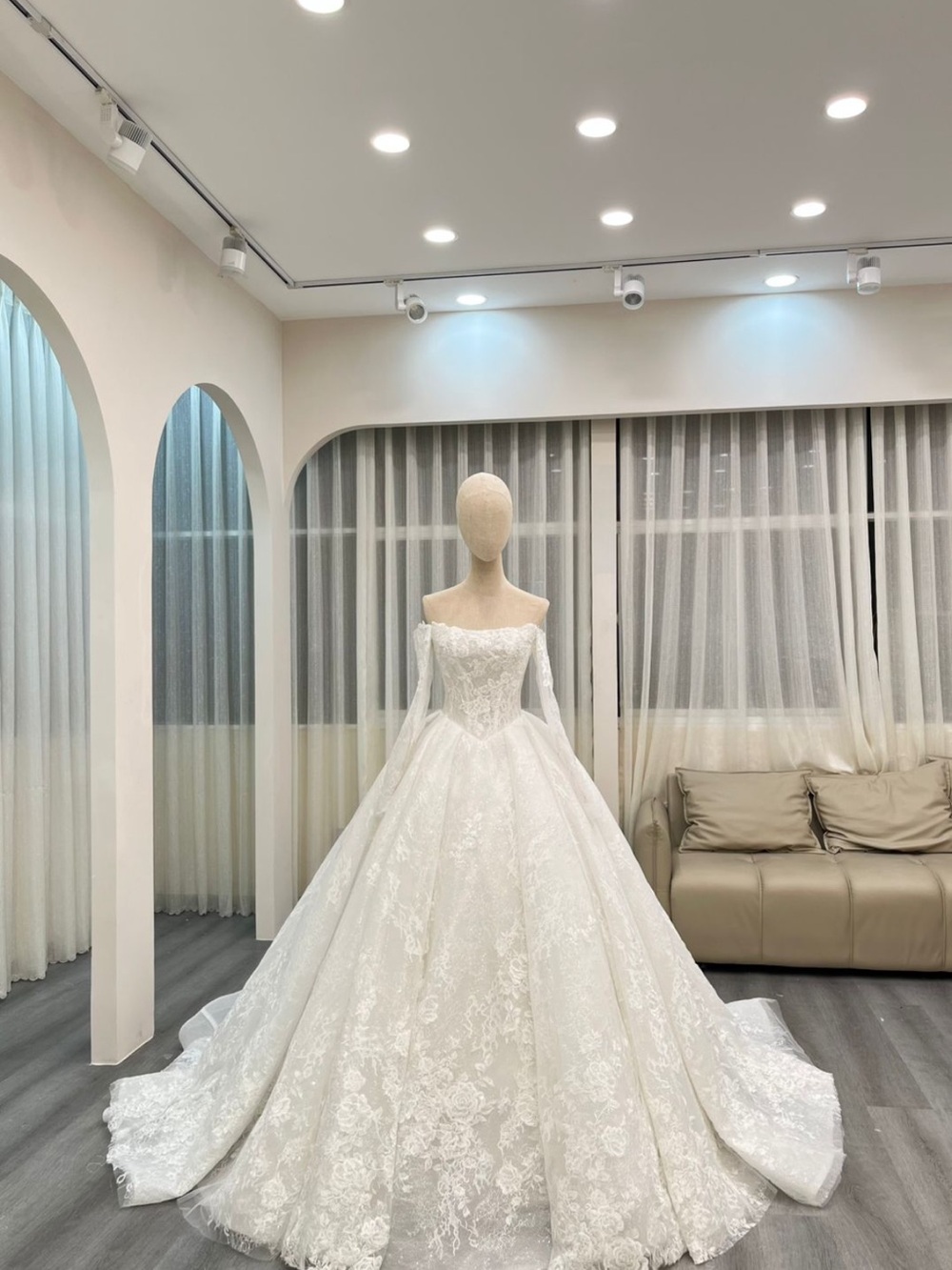 Elegant Off-Shoulder White Lace Ball Gown Wedding Dress